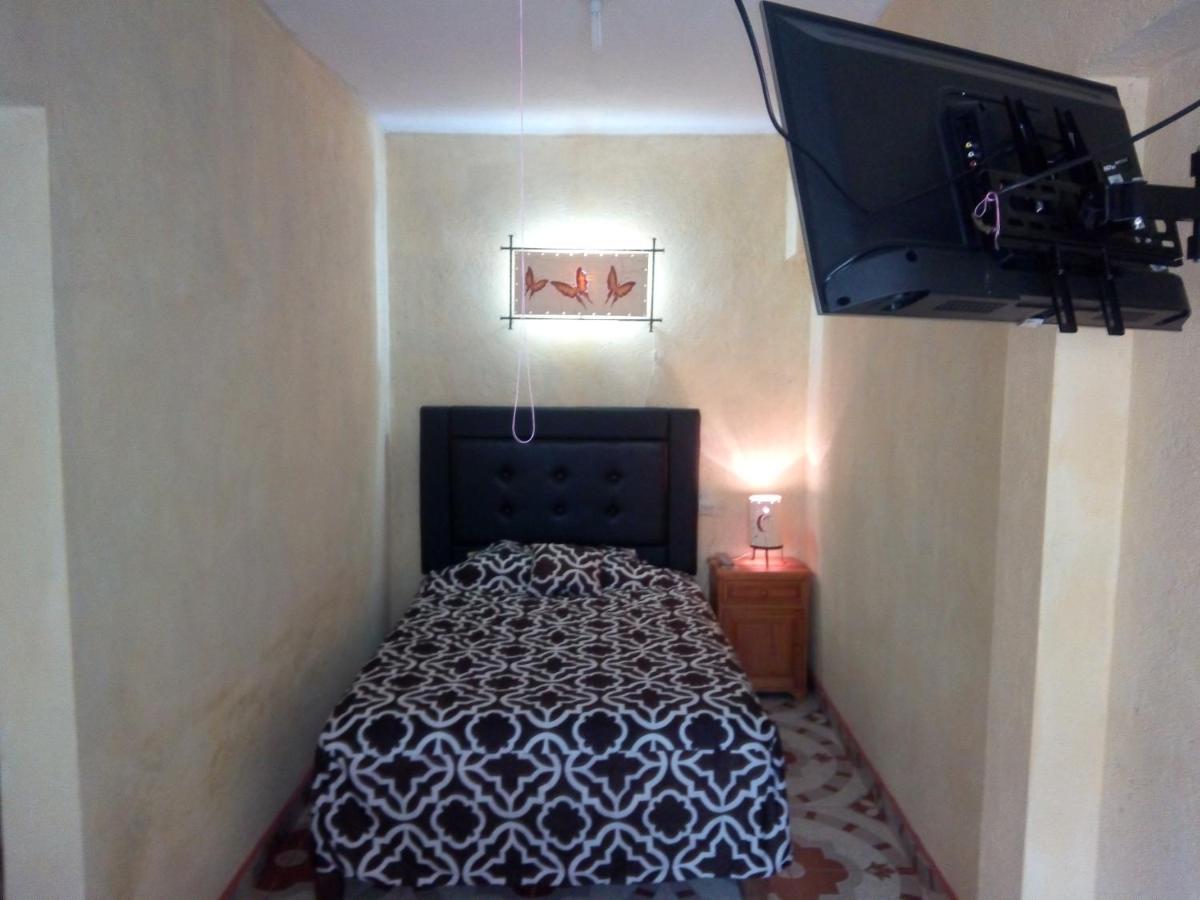 Hospedaje Casa Cortes - Recamaras De Descanso, Tepoztlan Mor - No Contamos Con Estacionamiento Exterior photo